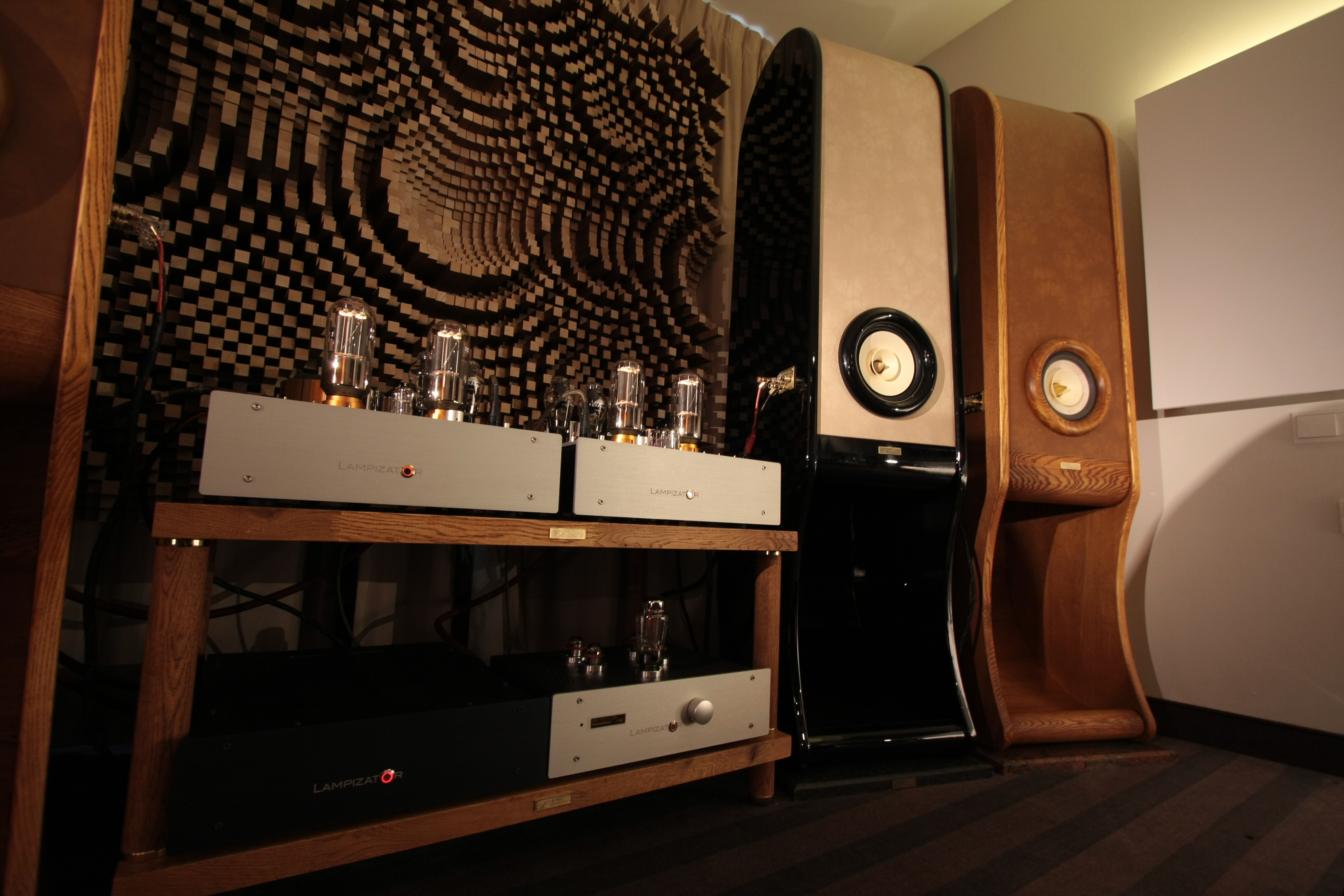 RDacoustic reproduktorové soustavy Evolution stereo 2.0, Lampizator Audio video show Waršava 2016 RDacoustic reproduktorové soustavy Evolution stereo 2.0, Lampizator Audio video show Waršava 2016